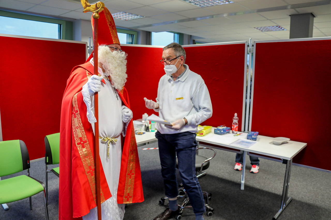 Nikolaus im Gespräch mit Arzt des Impfzentrums