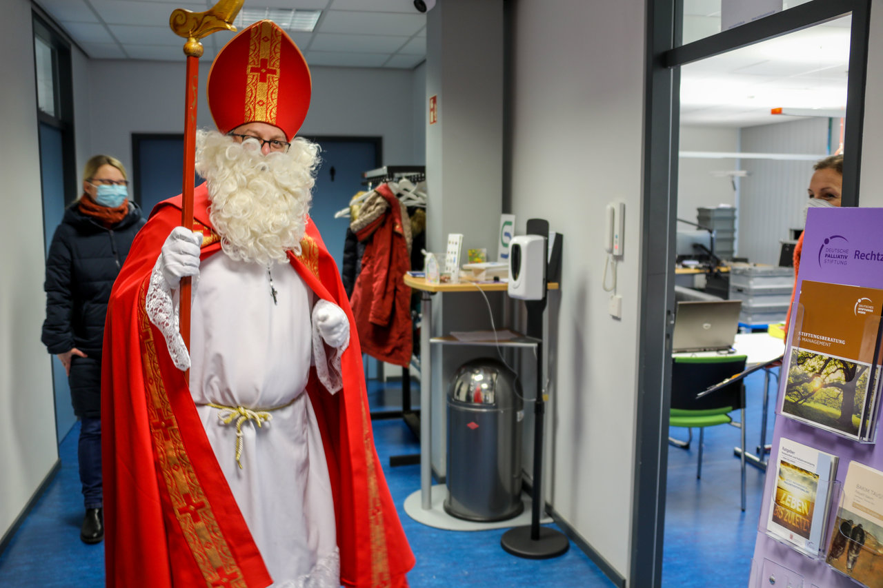 Foto des Nikolaus mit Rauschebart und Stab