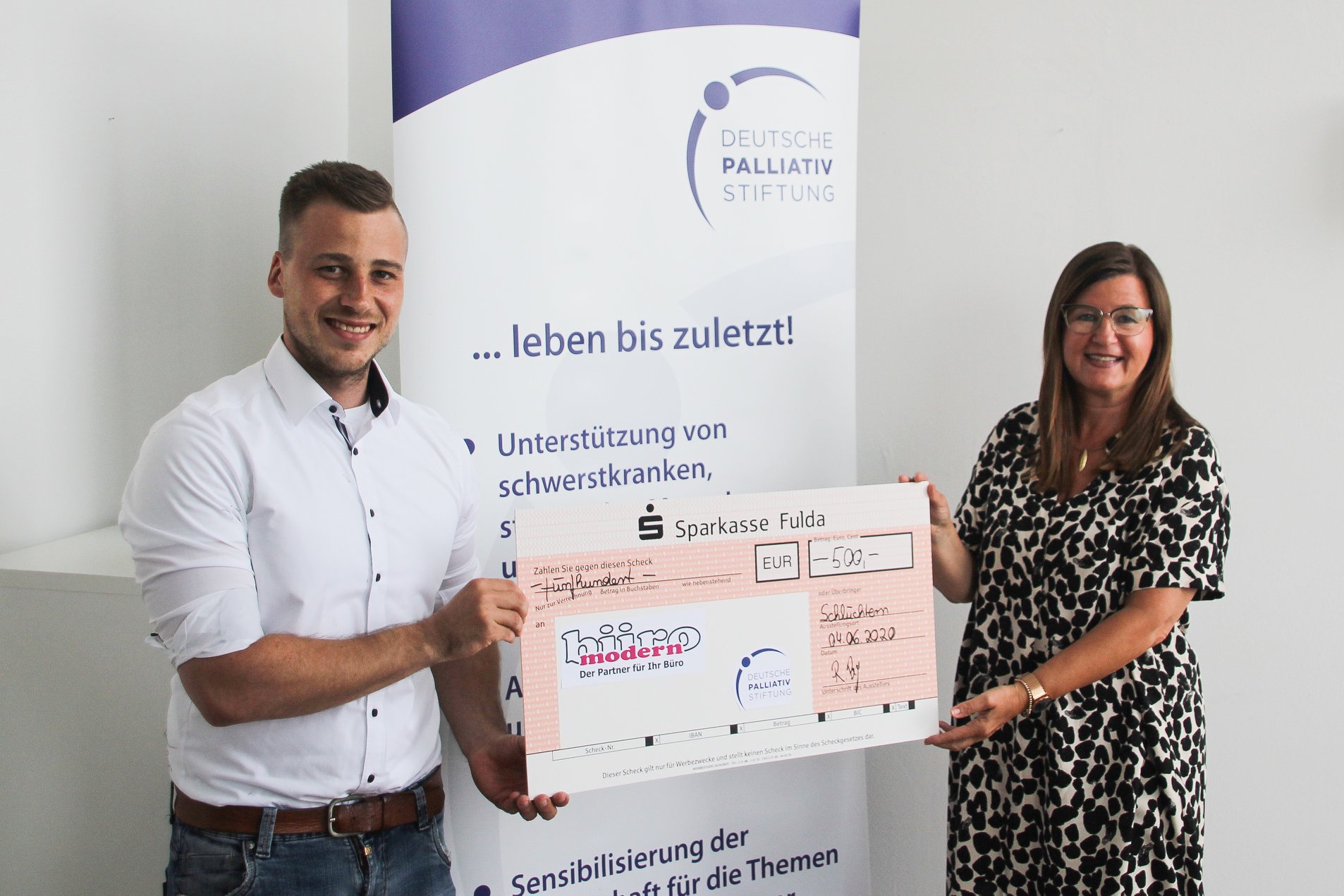 büro modern übergibt Spende an die PalliativStiftung