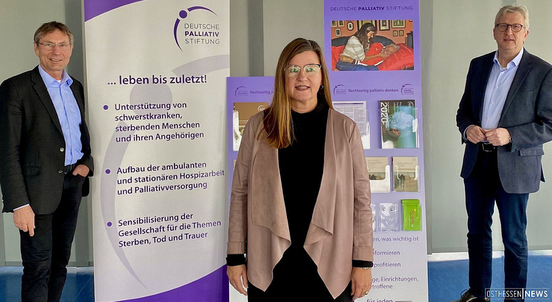 Dr. Thomas Sitte (Vorstand DPS) Elke Hohmann, (Geschäftsführerin) und Hermann-Josef Klüber (Regierungspräsident) - Foto: Deutsche Palliativstiftung